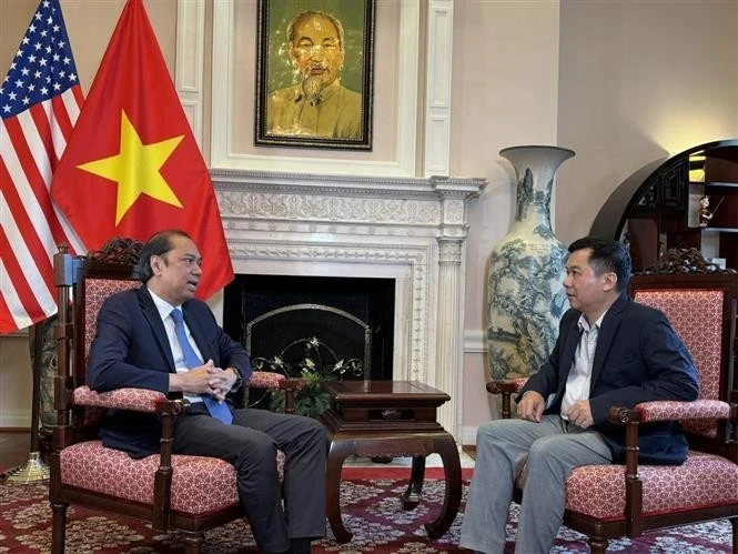 Ambassador Nguyen Quoc Dung (left) talks to a Viet Nam News Agency correspondent in Washington. (Photo: VNA)