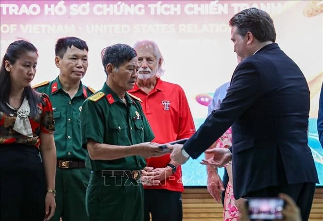 US Ambassador to Viet Nam Marc Evans Knapper hands over wartime artifacts to families of fallen soldiers and veterans. (Photo: VNA)