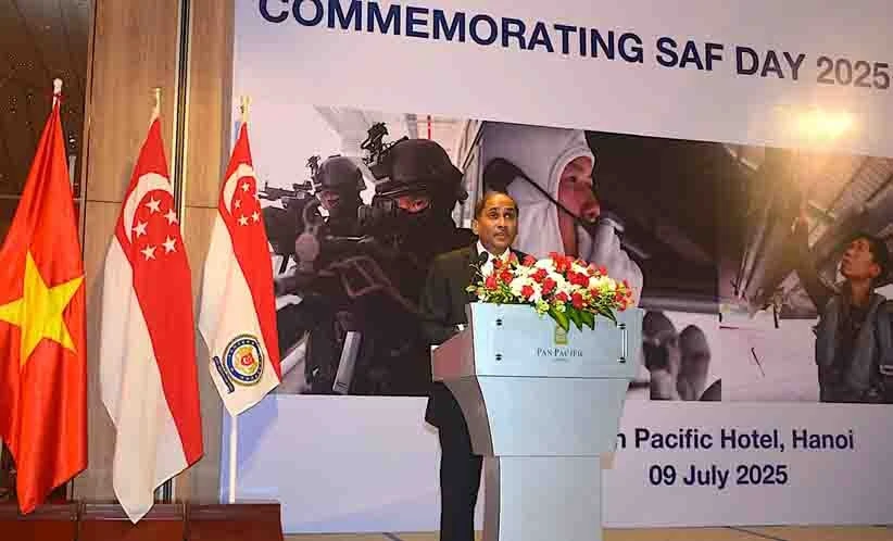 Singaporean Ambassador to Vietnam Jaya Ratnam speaks at the reception. (Photo: qdnd.vn)