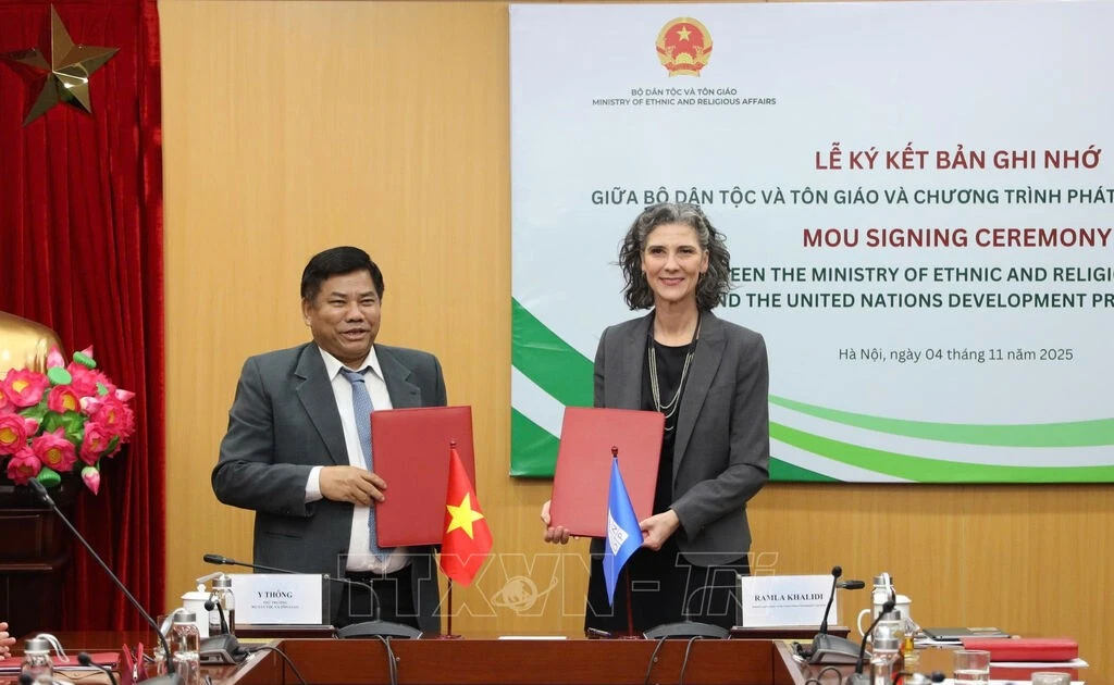 Deputy Minister of Ethnic and Religious Affairs Y Thong and UNDP Resident Representative Ramla Khalidi sign the MoU. (Photo: Ministry of Ethnic and Religious Affairs)