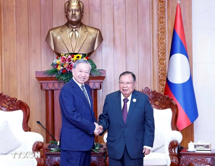 General Secretary of the Communist Party of Viet Nam (CPV) To Lam (left) meets with former General Secretary of the Lao People's Revolutionary Party (LPRP) and former President of Laos Bounnhang Vorachith. (Photo: VNA)