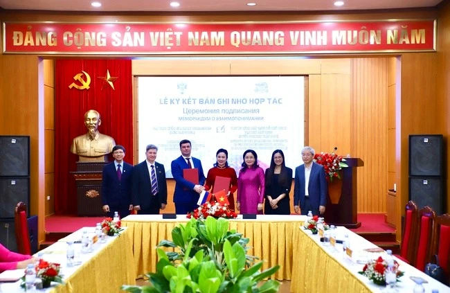 Representatives from the Ho Chi Minh Relic Site at the Presidential Palace and Saint Petersburg State University of Russia at the MoU signing ceremony. (Photo: VNA)