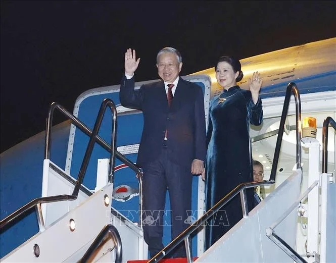 General Secretary of the Communist Party of Viet Nam (CPV) To Lam and his spouse Ngo Phuong Ly leave the Wattay International Airport in Vientiane on December 2 evening, successfully concluding their two-day state visit to Laos.(Photo: VNA)