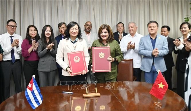 Vietnamese Deputy Minister of Industry and Trade Phan Thi Thang and Cuban Vice Minister of International Trade and Foreign Investment Deborah Rivas Saavedra sign the meeting's minutes (Photo: VNA)