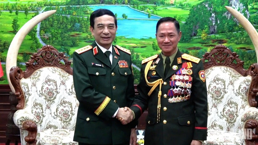 Vietnamese Minister of National Defence General Phan Van Giang (L) meets with his Lao counterpart, Senior Lieutenant General Khamliang Outhakaysone, in Vientiane on December 2. (Source: qdnd.vn)
