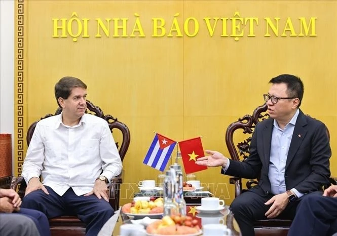 Member of the Party Central Committee (PCC), Deputy Head of the PCC's Commission of Communication-Education and Mass Mobilisation, Editor-in-Chief of Nhan Dan Newspaper, Chairman of the Viet Nam Journalists’ Association (VJA) Le Quoc Minh (right) meets with Jorge Legañoa Alonso, President of Cuba’s Prensa Latina news agency, on December 2. (Photo: VNA)