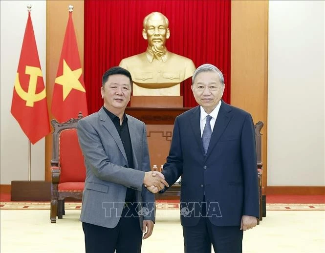 Party General Secretary To Lam (R) receives China’s Luxshare-ICT Group Vice Chairman Wang Laisheng in Ha Noi on November 15. (Photo: VNA)