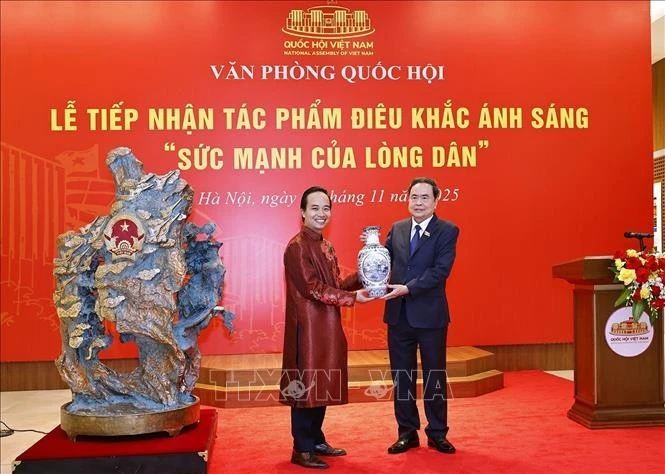 NA Chairman Tran Thanh Man presents a gift to artisan Bui Van Tu. (Photo: VNA)