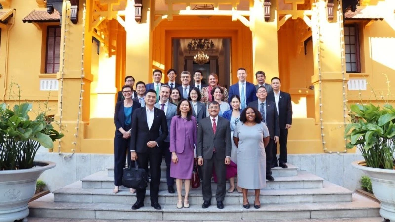 Permanent Deputy Minister of Foreign Affairs Nguyen Minh Vu meets with UN Resident Coordinator for Viet Nam Pauline Tamesis and heads of UN development agencies in Ha Noi on November 14. (Photo: baoquocte.vn)