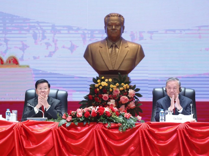 Party chief briefs Laos on outcomes of 14th National Congress