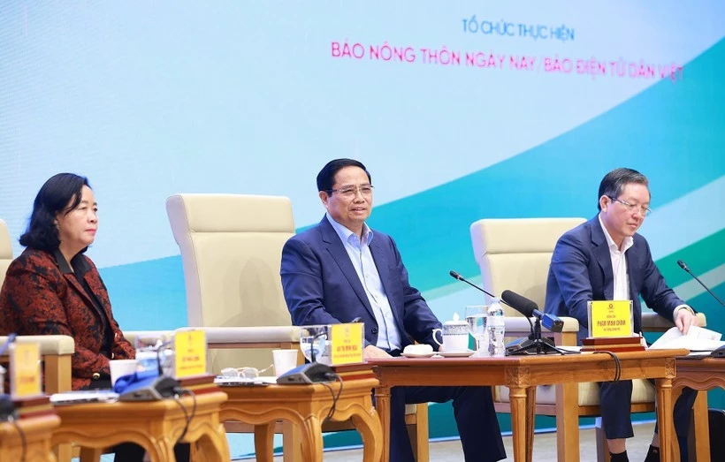 Prime Minister Pham Minh Chinh (centre) at the dialogue with farmers on December 10, 2025 (Photo: VNA) 