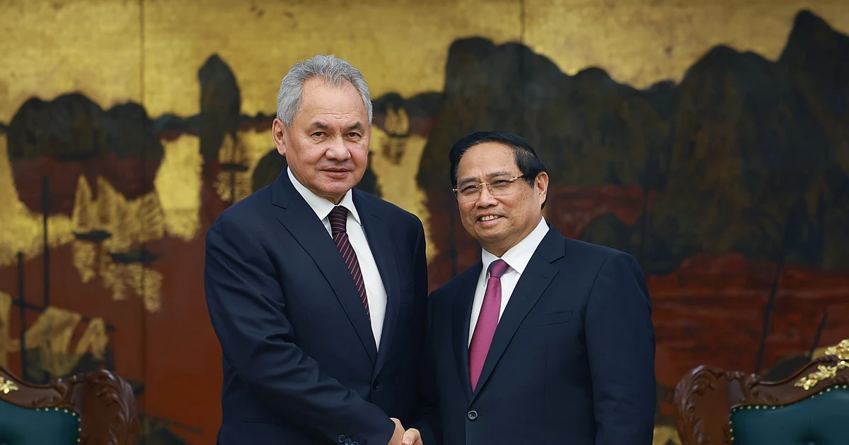 Prime Minister Pham Minh Chinh (right) and Secretary of the Security Council of the Russian Federation Sergey Shoigu at their meeting in Ha Noi on December 9. (Photo: VNA)