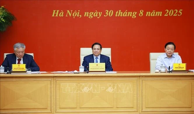 Prime Minister Pham Minh Chinh (centre) chairs the meeting on August 30 to push forward the North – South high-speed railway and the Lao Cai – Ha Noi – Hai Phong railway projects. (Photo: VNA)