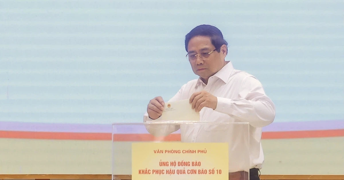 Prime Minister Pham Minh Chinh donates at least one day’s salary to help residents in areas devastated by recent storms and floods, at a fundraising ceremony in Ha Noi on October 3, 2025. (Photo: VNA)