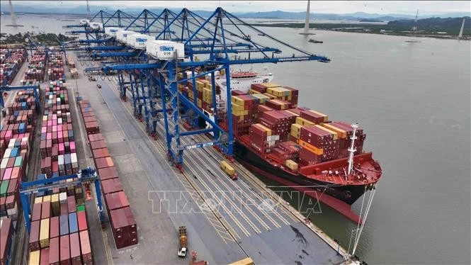Loading and unloading exports at Hai Phong port (Photo: VNA)