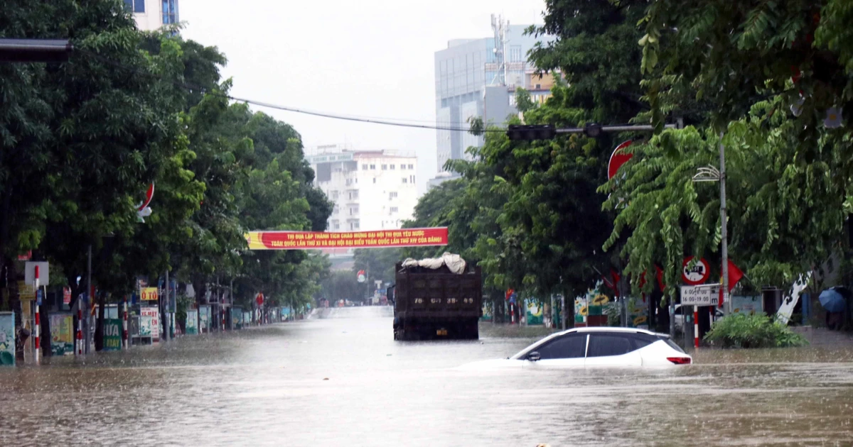 Many vehicles stalled in a flooded street in Thai Nguyen province. (Photo: VNA)