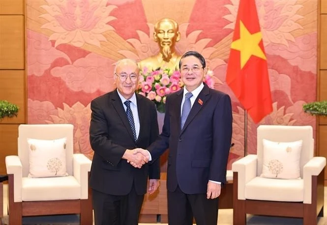 National Assembly (NA) Vice Chairman Nguyen Duc Hai (R) hosts a reception for Dr Kambiz Ghawami, President of the World University Service (WUS) of Germany and authorised representative of the State of Hessen (Photo: VNA)