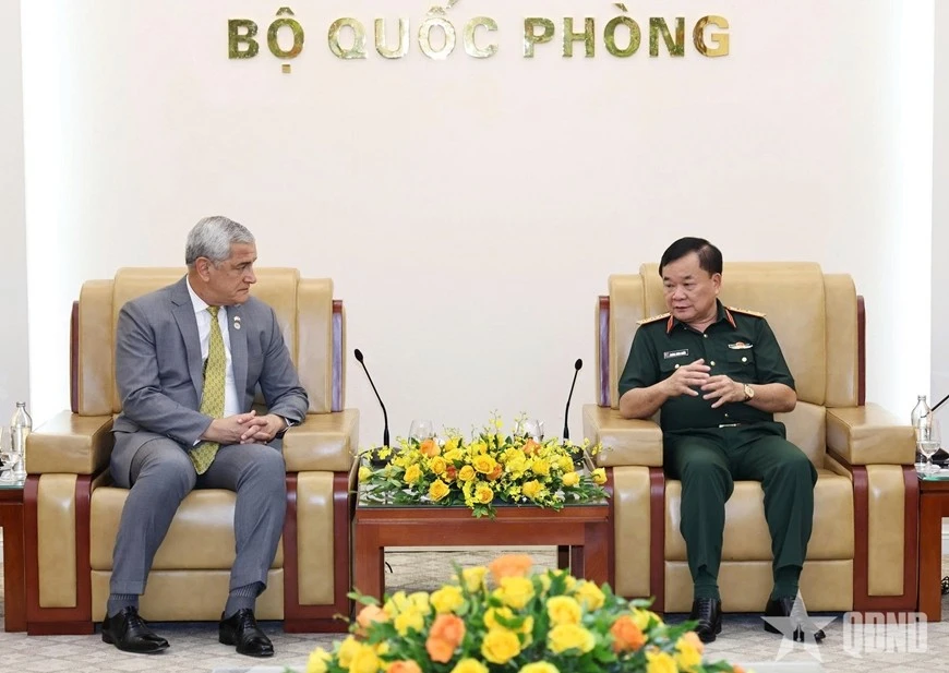 Deputy Minister of National Defence Senior Lieutenant General Hoang Xuan Chien (right) holds talks Kelly McKeague, Director of the Defence POW/MIA Accounting Agency under the US Department of Defence. (Photo: qdnd.vn)