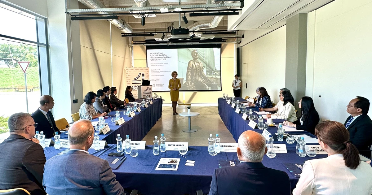 Vietnamese Ambassador to Hungary Bui Le Thaipays a working visit to the University of Győr, July 2025. (Photo: VNA)