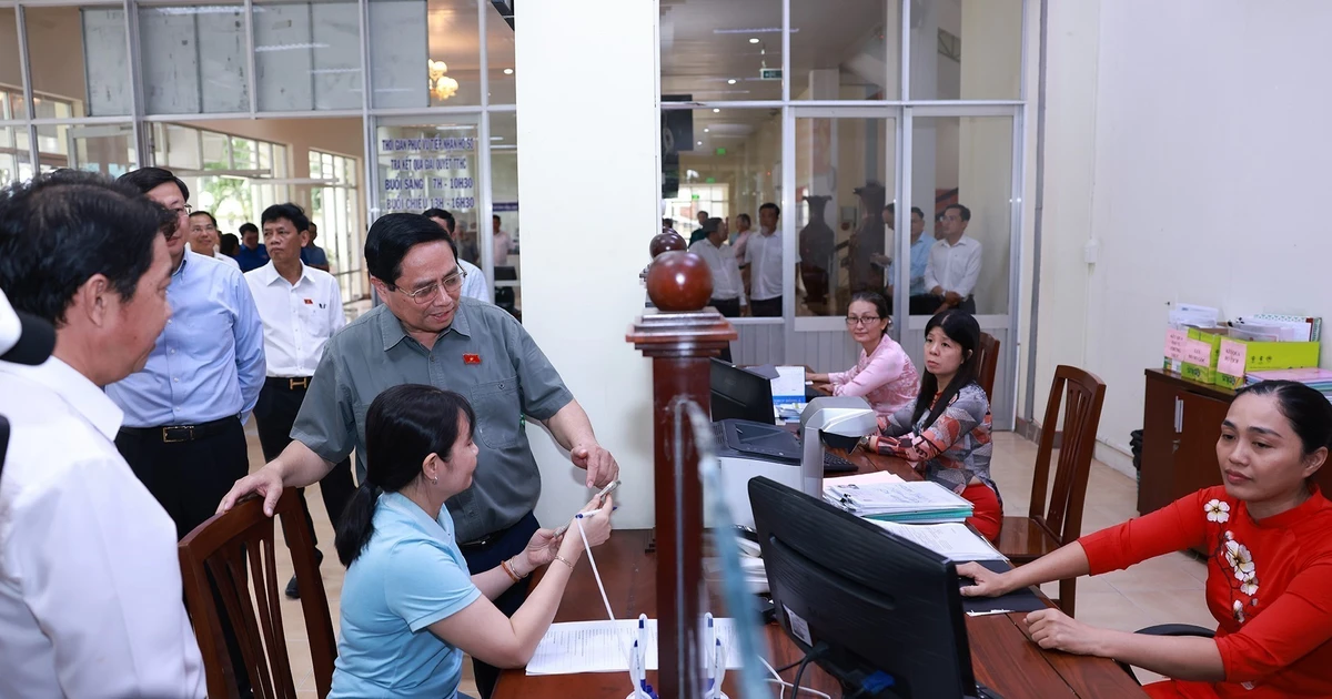 Prime Minister Pham Minh Chinh inspects operations at the Public Administrative Service Centre of Ninh Kieu ward in Can Tho city. (Photo: VNA) 