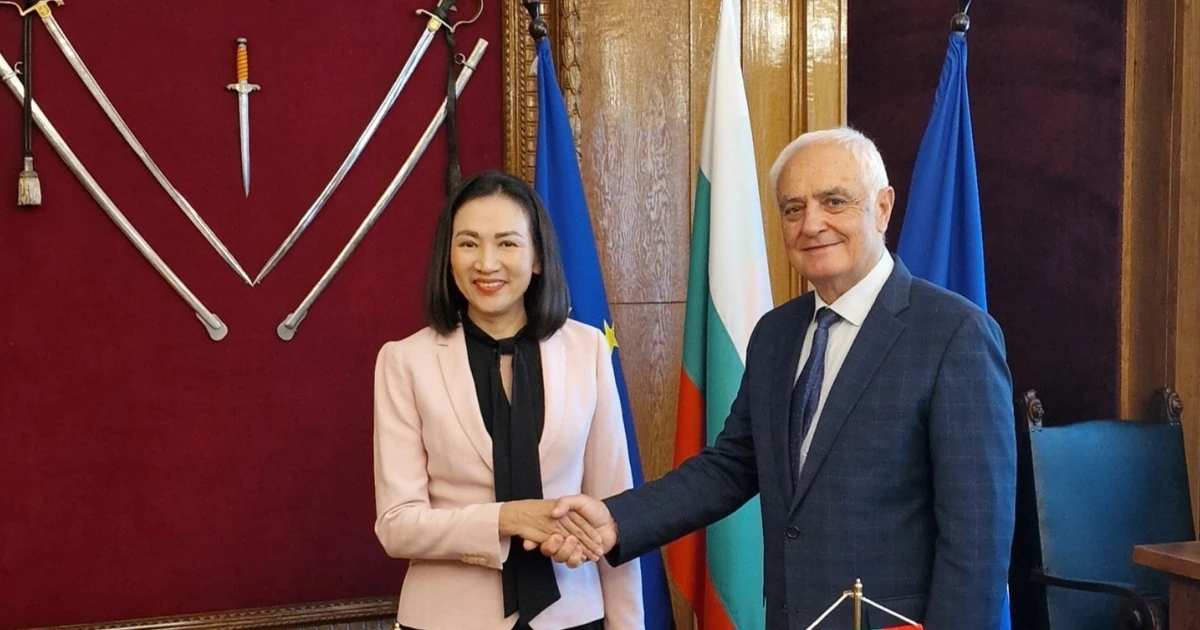 Vietnamese Ambassador to Bulgaria Nguyen Thi Minh Nguyet meets with Bulgarian Minister of Defence Atanas Zapryanov. (Photo published by VNA)