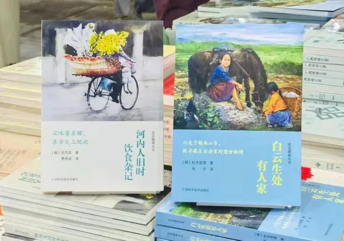A book on Hanoians’ eating and drinking etiquette through the history by author Vu The Long, in its Chinese-language edition, has received the 2025 influential Southeast Asian book award in China. (Photo: sggp.org.vn)