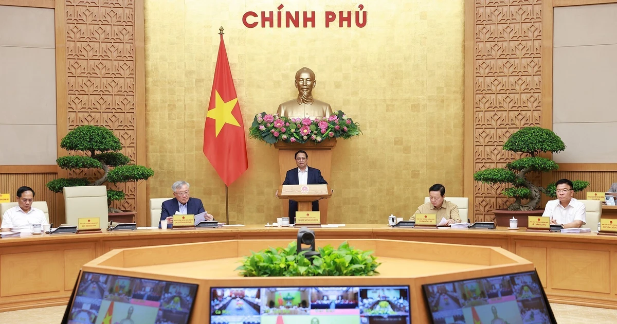 Prime Minister Pham Minh Chinh chairs the regular June cabinet meeting and the national online conference between the Government and local authorities. (Photo: VNA)