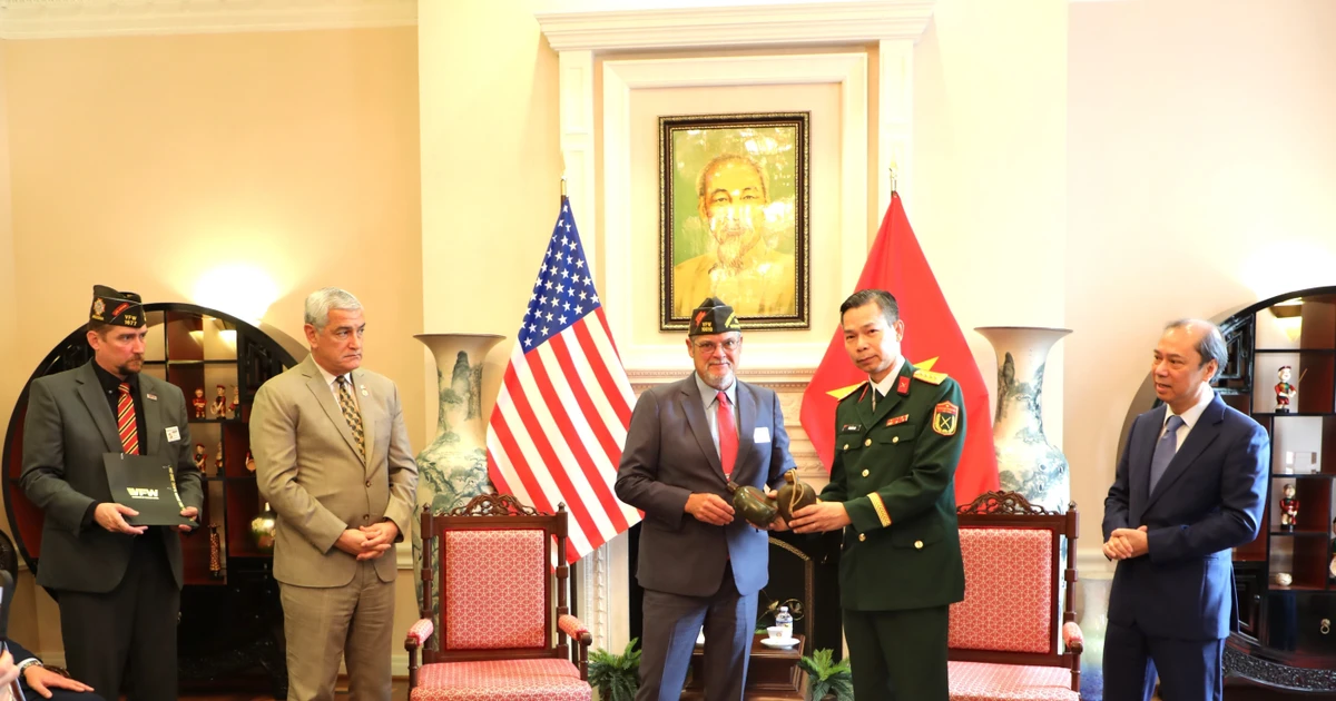 VFW representative (L) hands over wartime memorabilia to the Vietnamese side. (Photo: VNA)