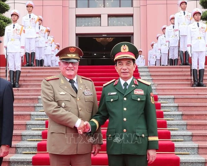 Minister of National Defence General Phan Van Giang (R) welcomes Minister of the Revolutionary Armed Forces of Cuba Corps General Álvaro López Miera in Ha Noi on September 3. (Photo: VNA)