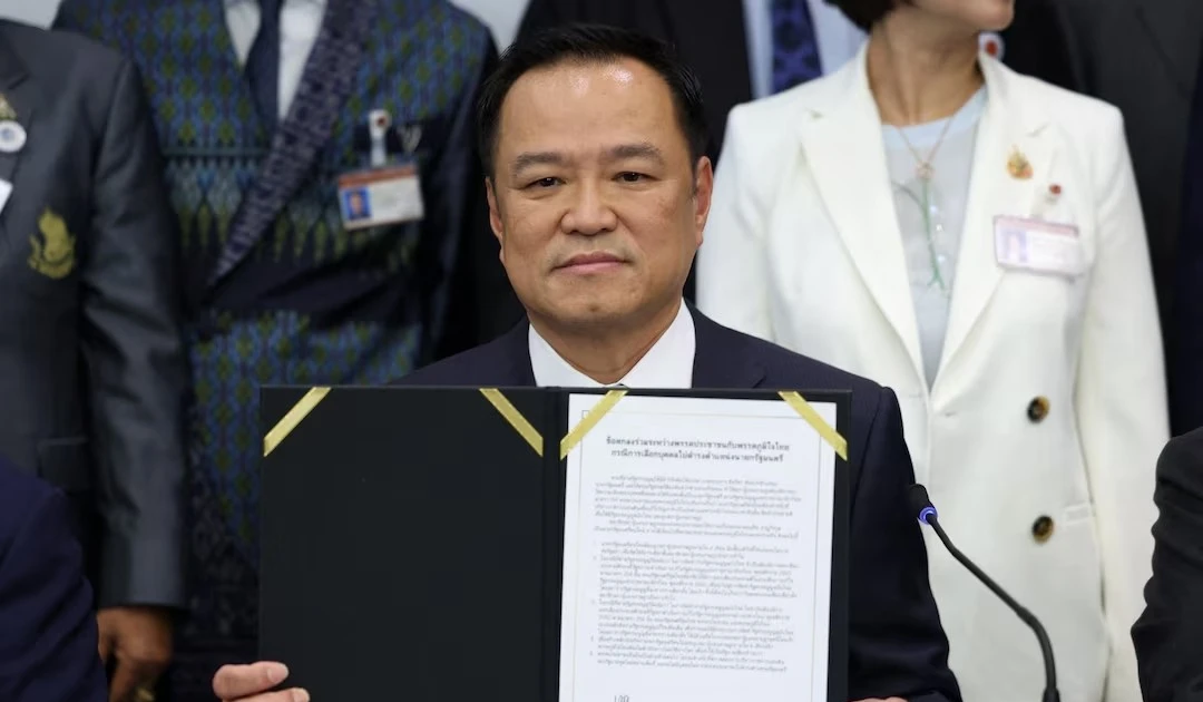 Pheu Thai Party submits draft decree to dissolve lower house