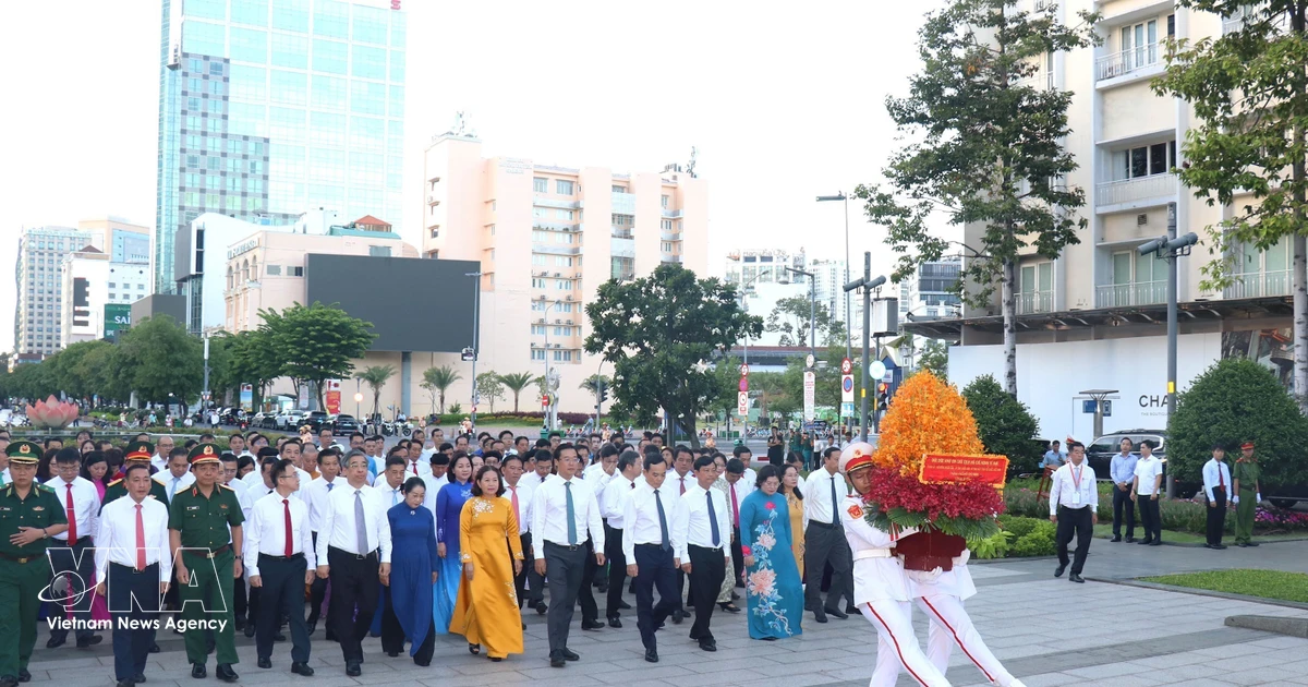 Ho Chi Minh City marks 50 years of bearing late President's name with flower offering ceremony