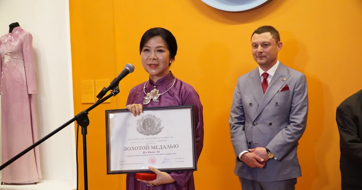 Ngo Phuong Ly, spouse of General Secretary of the Communist Party of Viet Nam Central Committee To Lam, is awarded the Russian Academy of Arts’ Gold Medal “For Merit” for her contributions to art and international cultural relations. (Photo: VNA)