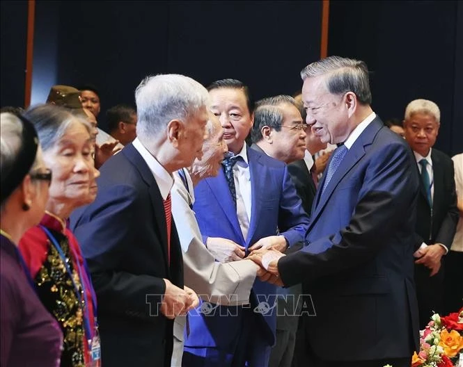 Party General Secretary To Lam meets with ex-revolutionaries and history witnesses at the gathering in Hanoi on July 24. (Photo: VNA)