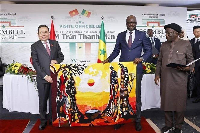 National Assembly Chairman Tran Thanh Man (left) and Senegalese National Assembly President El Malick Ndiaye exchange souvenirs. (Photo: VNA)