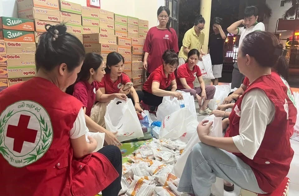 The Viet Nam Red Cross Society's staff prepare essential goods to support households affected by flooding following Storm Wipha. (Photo: VNA)