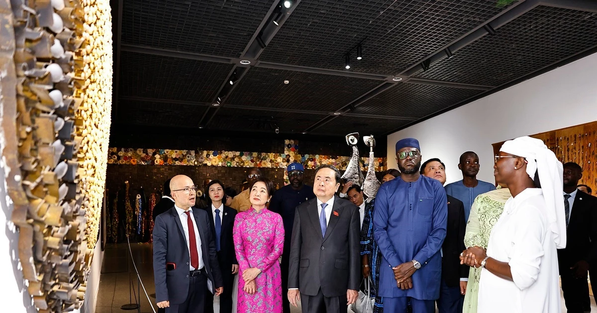National Assembly Chairman Tran Thanh Man, his spouse Nguyen Thi Thanh Nga and a high-ranking Vietnamese delegation, tour the Museum of Black Civilisations in Dakar on the morning of July 24 (local time). (Photo: VNA)