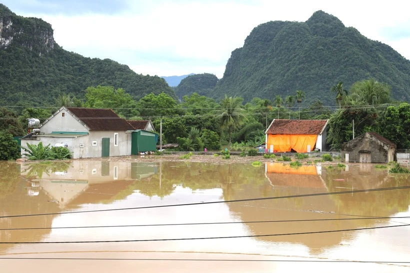 Houses in Con Cuong commune, Nghe An province are submerged in water and isolated. (Photo: VNA)
