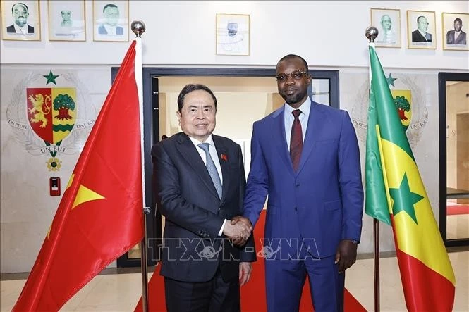 National Assembly Chairman Tran Thanh Man (L) shakes hands with Senegalese Prime Minister Ousmane Sonko at their meeting on July 23, 2025. (Photo: VNA)