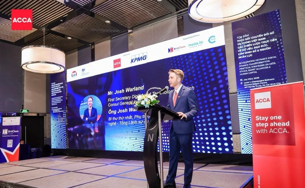 Josh Warland, First Secretary for Digital Economy and Technology at the British Consulate General in Ho Chi Minh City, speaks at the event. (Photo: VNA)