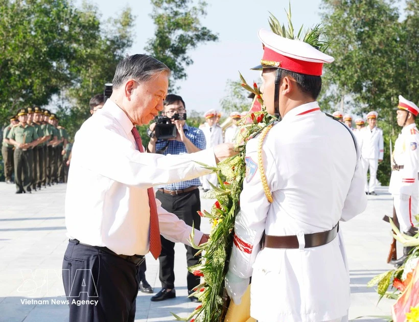 Party General Secretary offers incense in Tay Ninh, Ho Chi Minh City