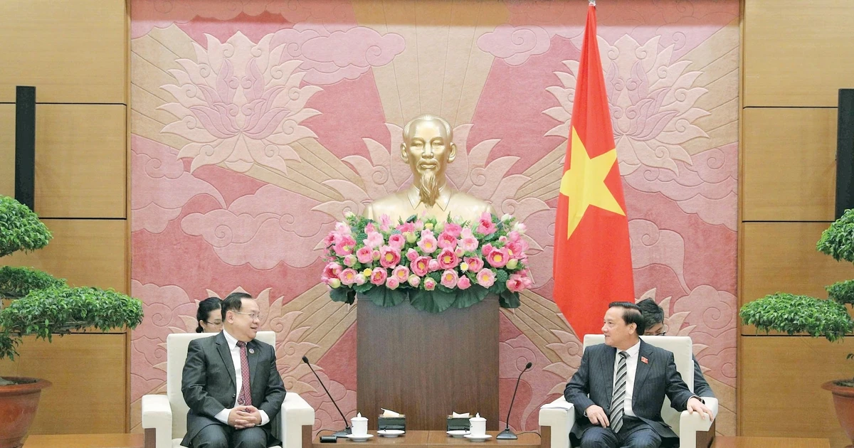 Vice Chairman of the National Assembly Nguyen Khac Dinh (right) meets with Chairman of the Lao National Assembly’s Committee for Foreign Affairs Sanya Praseuth in Ha Noi on August 15. (Photo: daibieunhandan.vn)
