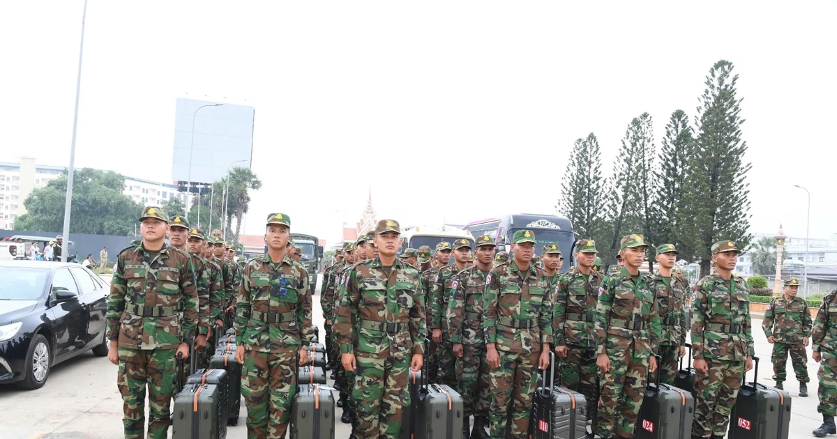 The Royal Cambodian Armed Forces delegation are welcomed at Moc Bai International Border Gate in Tay Ninh province on August 15. (Photo: VNA)