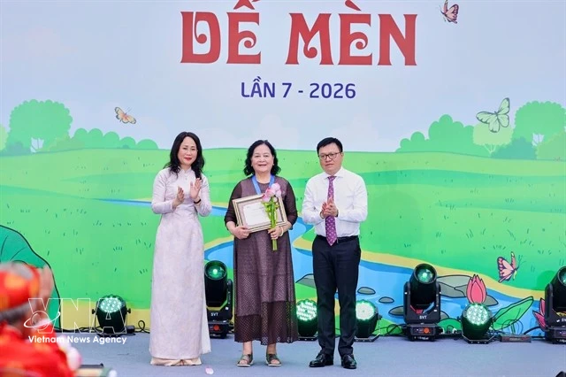 Late artist Ngo Manh Lan celebrated with top honour at De Men Children Awards