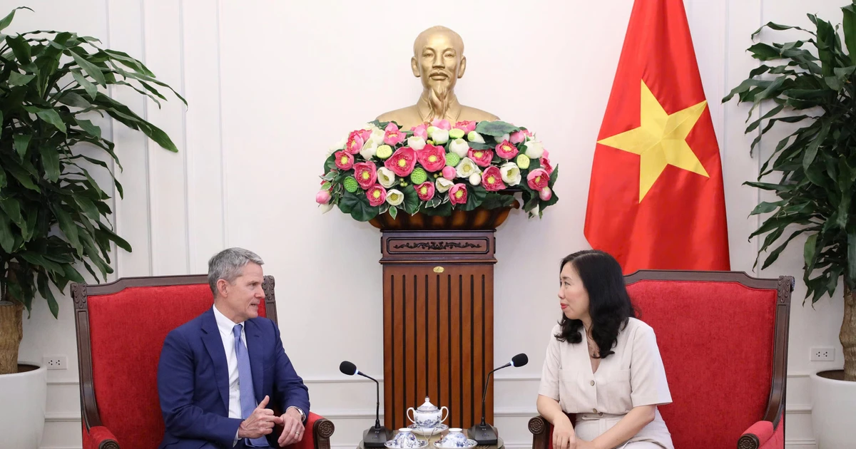 Vietnam, CNN discuss media cooperation, promotion for APEC 2027