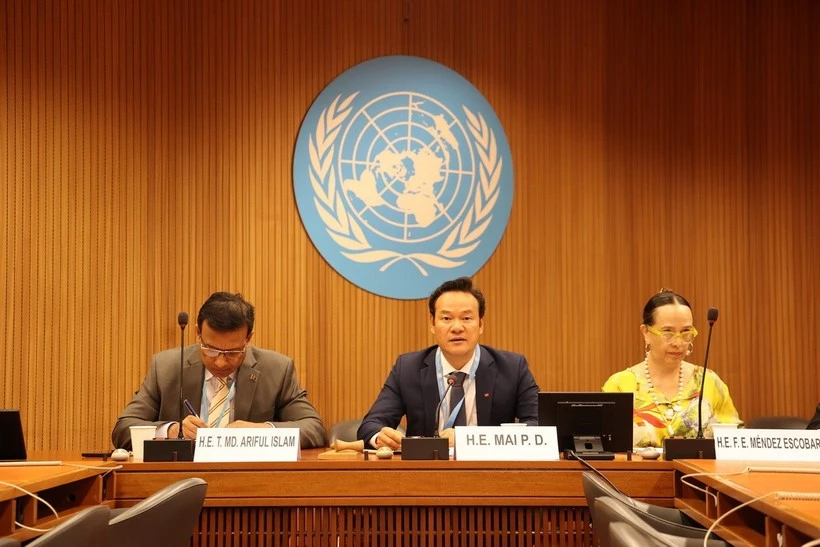 Ambassador Mai Phan Dung (middle), Permanent Representative of Viet Nam to the UN, WTO, and other international organisations in Geneva, speaks at a discussion as part of the 57th regular session of the United Nations Human Rights Council (Photo: VNA)