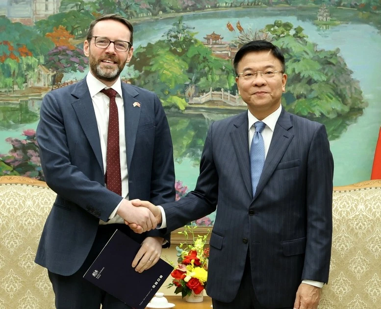 Deputy Prime Minister Le Thanh Long (R) and British Ambassador to Vietnam Iain Frew (Photo: baochinhphu.vn)