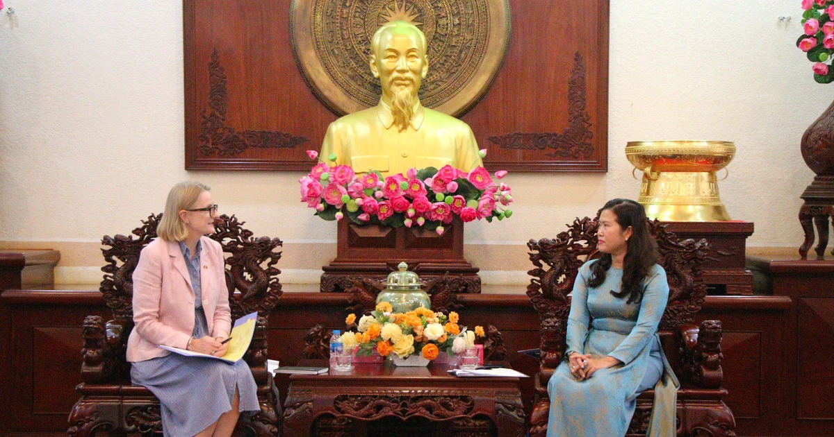 Sarah Hooper (left), Australian Consul General in Ho Chi Minh City, at a meeting with Vice Chairwoman of the Can Tho People’s Committee Nguyen Thi Ngoc Diep (Photo: VNA)