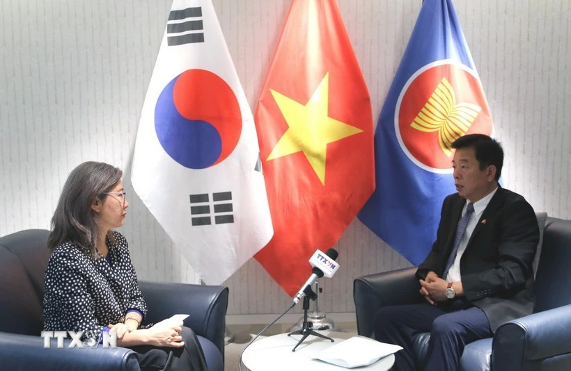 Vietnamese Ambassador to the RoK Vu Ho (R) grants an interview to the Viet Nam News Agency correspondent in Seoul. (Photo: VNA)