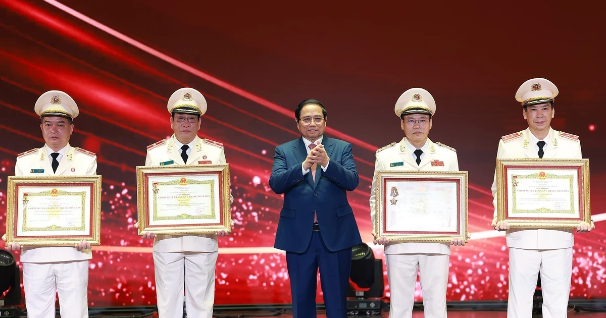 Prime Minister Pham Minh Chinh (middle) presents the Hero of the People’s Armed Forces title to outstanding individuals and collectives of the the People’s Public Security force. (Photo: VNA)