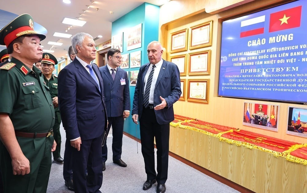 Chairman of the State Duma of the Federal Assembly of the Russian Federation Vyacheslav Volodin (centre) visits the Viet Nam-Russia Tropical Centre. (Photo: VNA)